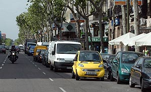 coches aparcados en doble fila. (Foto: Javi Mart&iacute;nez)