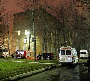 Ambulancias frente al edificio donde ocurrió el incendio. (Foto: AFP)