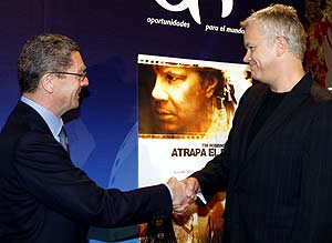 El alcalde de Madrid, Alberto Ruiz-Gallardón, saluda al actor Tim Robbins. (Foto: EFE)