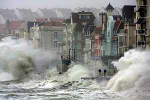 Olas en el puerto de Wimereux, en el norte de Francia. (Foto: AFP)