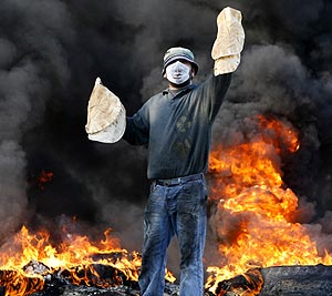 Un manifestante, rodeado de ruedas en llamas en el sur del L�bano. (Foto: AP)