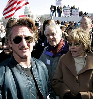 Sean Penn y Jane Fonda, junto a otros participantes en las protestas. (Foto: EFE)