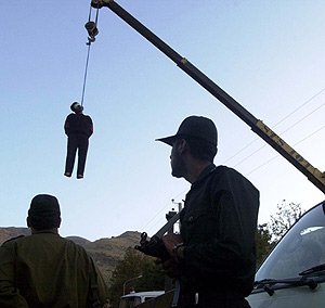 Dos hombres miran a otro ejecutado en Teherán. (Foto: AP)