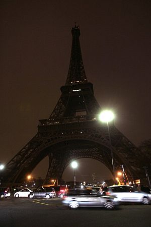La Torre Eiffel, a oscuras. (Foto: AP)
