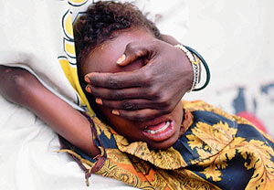 Una niña es sometida a una mutilación genital en Somalia. (Foto: J. M. Bouju)