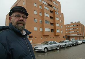 José Moreno, frente a la construcción que ha edificado en Fuenlabrada. (Foto: José Moreno)