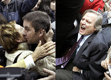 Una mujer besa a Otegi | A. Aguirre, tras la agresión. (EFE) Una mujer besa a Otegi | A. Aguirre, tras la agresión. (EFE)