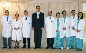 El Príncipe Felipe posa junto al doctor Recasens (5º por la derecha), y el equipo médico que atendió a Doña Letizia. (Foto: EFE)