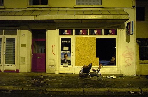 Imagen de la sede del UMP quemada en Villeurbanne, Francia (foto: elmundo.es)