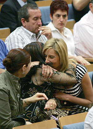 La presidenta de la asociación de afectados por la Hepatitis C, Amparo González, abraza a una afectada, tras conocer el fallo. (Foto: EFE)