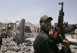 Un miembro de Hamas observa los destrozos producidos por un bombardeo israelí. (Foto: REUTERS)