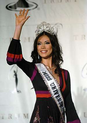 Riyo Mori de Jap n posa para los fot grafos con la corona de Miss Universo