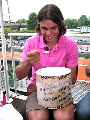 El tenista, con el helado que le regaló TVE en su cumpleaños. (Foto: Rafa Nadal)