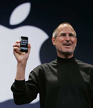 Steve Jobs, en la presentación del 'iPhone'de Apple. (Foto: AP)