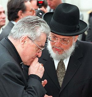 Lustiger (izqda), junto al Gran Rabino de Francia, Joseph Sitruk, en 1997, en París. (Foto: AFP)
