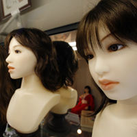 Cabezas intercambiables para las 'geishas' de goma. (Foto: REUTERS)