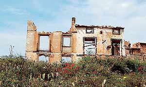 Imagen de Belchite, localidad arrasada y abandonada hace 70 a&ntilde;os (EL MUNDO)