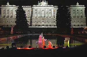Un espectáculo en los Jardines de Sabatini durante la pasada edición. (Foto:EFE/ KIKO HUESCA)