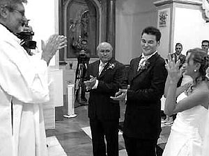 El padre Ángel Santamaría celebra la boda de una pareja de sordos. (Foto: archivo personal)