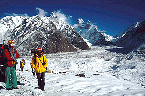 Miembros del equipo de 'Al filo' en la expedición al k2, en 1994. (Foto: TVE) Miembros del equipo de 'Al filo' en la expedición al k2, en 1994. (Foto: TVE)
