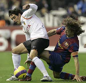 Vicente y Pujol disputan un balón durante el partido del sábado. (Foto: AFP PHOTO)
