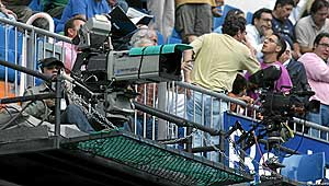 Dos cámaras durante la emisión de un encuetro de liga. (Foto: Jaime Villanueva)