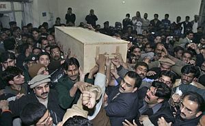 Partidarios de Bhutto sacan el f�retro con sus restos mortales del Hospital General de Rawalpindi. (Foto: AP)