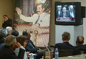 Imagen de archivo de febrero de 2003 de responsables iraquíes del régimen de Sadam siguiendo el discurso de Powell en la ONU, durante la presentación de las pruebas contra Irak . (Foto: AP)