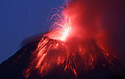 El Tungurahua genera una explosi�n de magma el 8 de febrero de 2008. (Foto: Jos� J�come | EFE)