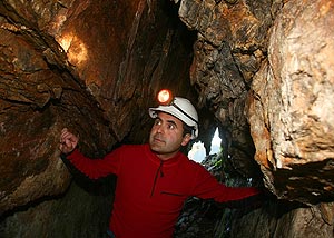 Roberto Matías en el interior de la mina de oro. (Foto: E. Margareto/ICAL)