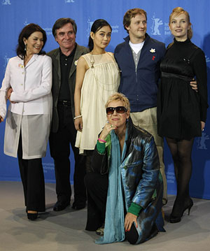 Los actores de 'Kirschbl&uuml;ten', con su directora de rodillas. (Foto: REUTERS)