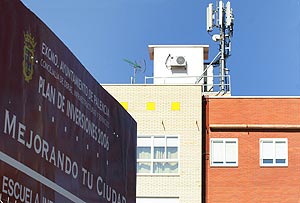 Antena en un edificio de la calle Santa Eufemia, junto al colegio. (FOTO: Manuel Brágimo)