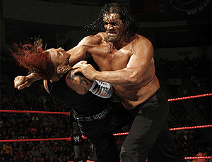 El luchador 'El gran Khali' golpea a un adversario. (Foto: WWE)