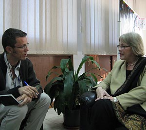 El periodista y la entrevistada, durante el encuentro en Beirut. (Foto: M. G. P.)