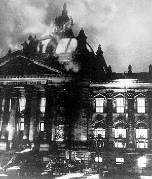 El Reichstag, durante el incendio. (Foto: AP)