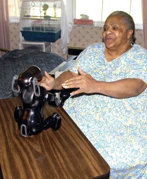 Una residente en un asilo de Maryland juega con un perro robot. (Foto: REUTERS)