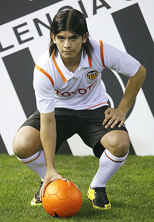 El futbolista argentino, �ver Banega, en su presentaci�n oficial. (Foto: Reuters)