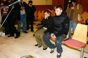 Los padres del alumno durante una de las sesiones del juicio. (Foto: Rudy)