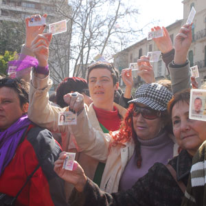 Marisol Ram�rez junto a un grupo de mujeres muestran sus DNI. (Foto: Cati Cladera)
