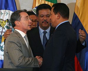 Chávez y Uribe, en el momento de 'sellar la paz'. (Foto: EFE)