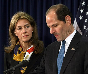 Eliot Spitzer, en la conferencia de prensa ofrecida en Albany (Nueva York). (Foto: AFP)