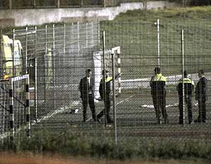 Agentes de la Policía inspeccionan el polideportivo de Alcorcón. (Foto: EFE)