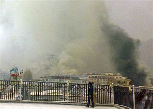 El humo cubre Lhasa, la capital del T�bet. (Foto: AP)