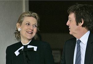 McCartney y su abogada, ésta con el pelo mojado después de que Mills le arrojara un jarro de agua durante el juicio. (Foto: AP)