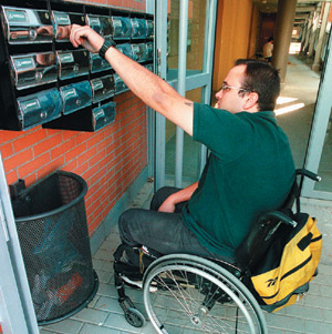 Un minusválido accede a los buzones de una finca accesible. (Foto: El Mundo)