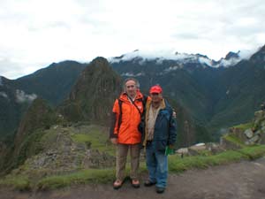 Antonio Canals con un investigador peruano en las ruinas de Machu Picchu (Foto: IPHES) Antonio Canals con un investigador peruano en las ruinas de Machu Picchu (Foto: IPHES)