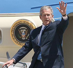 Bush saluda desde el avi&oacute;n presidencial a su llegada al aeropuerto de Waco, Texas. (Foto: AP)