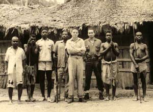 Jordi Sabater i Pi, en el centro, durante su estancia en la isla de Fernando Poo. (Foto: Jordi Sabater i Pi) Jordi Sabater i Pi, en el centro, durante su estancia en la isla de Fernando Poo. (Foto: Jordi Sabater i Pi)