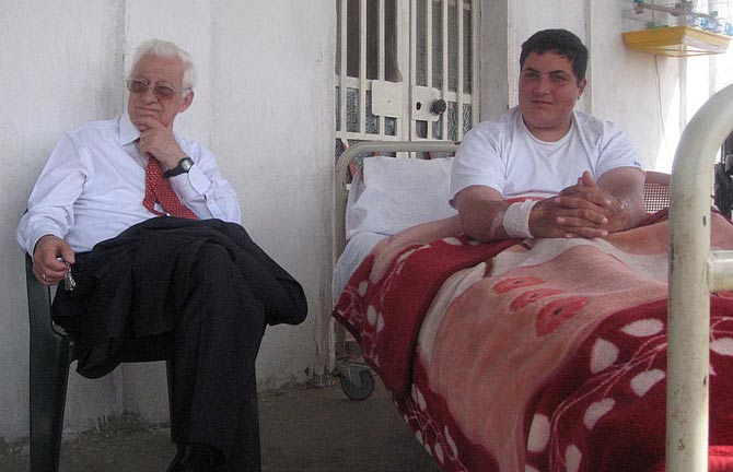El padre Ángel con Mohamed. (Foto: Mónica G. Prieto).