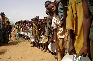 Un grupo de niños espera recibir una ración de alimentos distribuidos por la Cruz Roja en Níger. (Foto: EFE)